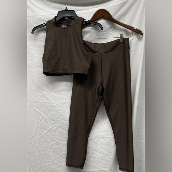 ALO Yoga Brown Leggings and Top Set - threedaughtersproperties.com